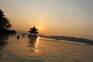 夕阳下湖畔的古典亭子