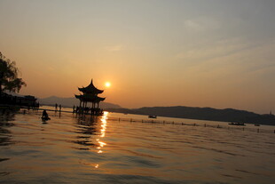 夕阳下湖畔的古风亭阁