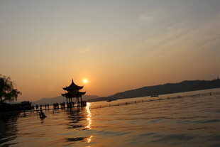 夕阳下湖畔的古典亭阁