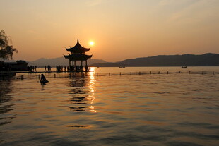 夕阳下湖畔的古典建筑