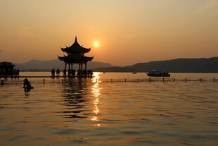 夕阳下湖畔古亭美景