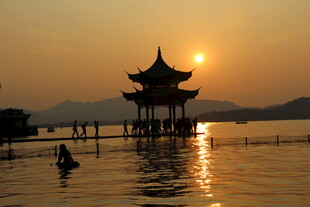 夕阳下湖畔古亭美景