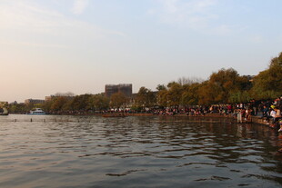 湖畔黄昏景色 人群悠然赏景