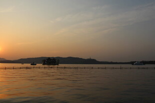 夕阳下的宁静湖面景色