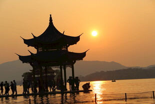 夕阳下湖畔的中式古亭