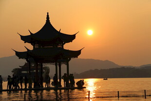 夕阳下湖畔的古典亭阁