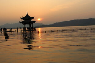 夕阳下的湖畔古亭美景