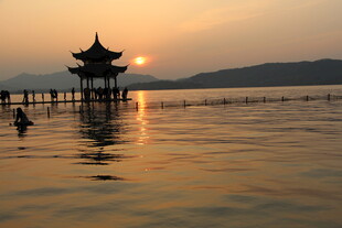 夕阳下湖畔的古风亭阁