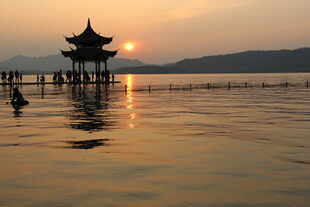 湖畔落日下的古风亭阁