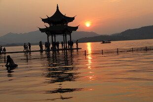 夕阳下湖畔的古风亭阁