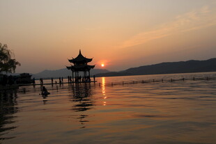 湖畔落日中的古风亭阁