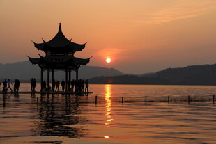 夕阳下湖畔古亭美景