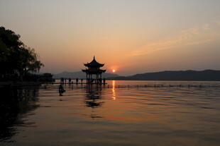 湖畔落日中的古典亭阁