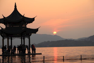 湖畔古亭赏绝美落日