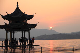 湖畔古亭日落美景