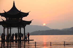 夕阳下湖畔的中式亭阁