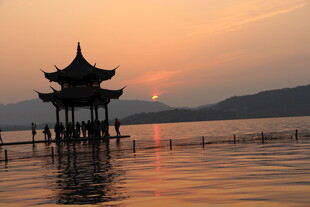 湖畔亭阁映夕阳