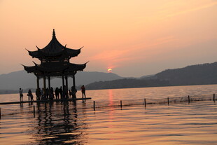 夕阳下湖畔古亭美景