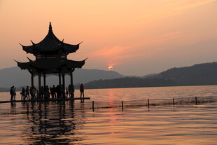 夕阳下的湖畔古亭