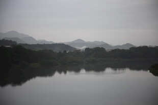 宁静山水湖景图