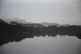 宁静山水湖面景色