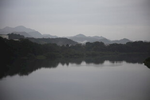 宁静山水湖面倒影美景