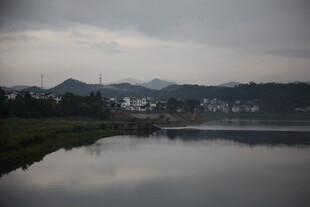 宁静山水间的湖岸景致