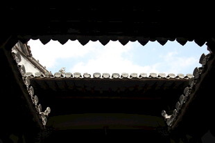 透过屋檐望天空