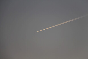 天空中飞机留下的航迹