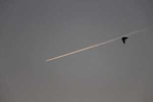 天空中飞行的飞机拖尾迹