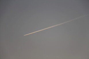 天空中飞机留下的航迹