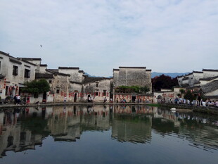 江南水乡湖畔古建筑倒影