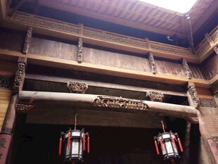 中式古建筑内景与红灯笼