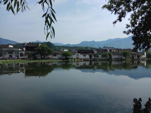 宁静水乡湖面倒影美景