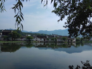 宁静湖畔古村风光