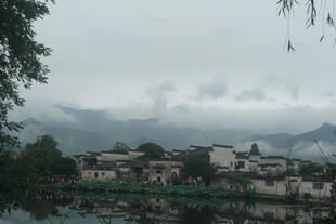 烟雨朦胧中的江南水乡景色