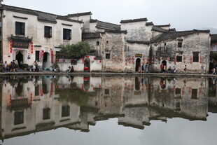 江南水乡古村落倒影美景