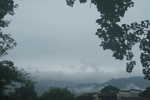 山间云雾缭绕的朦胧景致