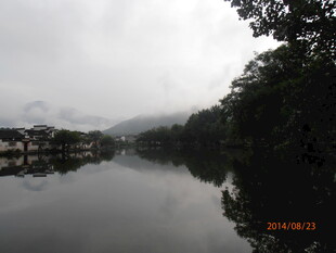 云雾缭绕的静谧河畔风光