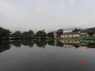 宁静水乡湖面倒影美景