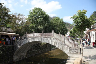 古石桥下的宁静水乡风光