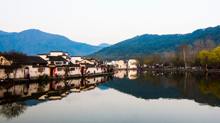 山水间的古村倒影美景