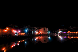 水乡夜景 灯火倒映于湖面