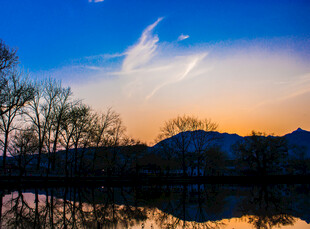 湖畔黄昏美景倒映