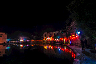 水乡夜景 灯火璀璨映河面