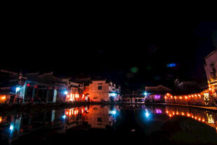 夜晚水乡灯火倒映美景