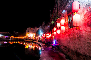 古镇夜景 灯笼璀璨映水面