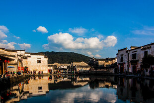 水乡河畔的宁静风光