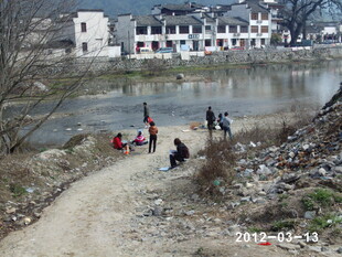 河边休闲场景中的人群活动