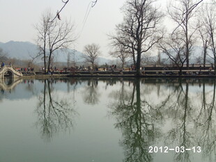 冬日静湖倒影景致